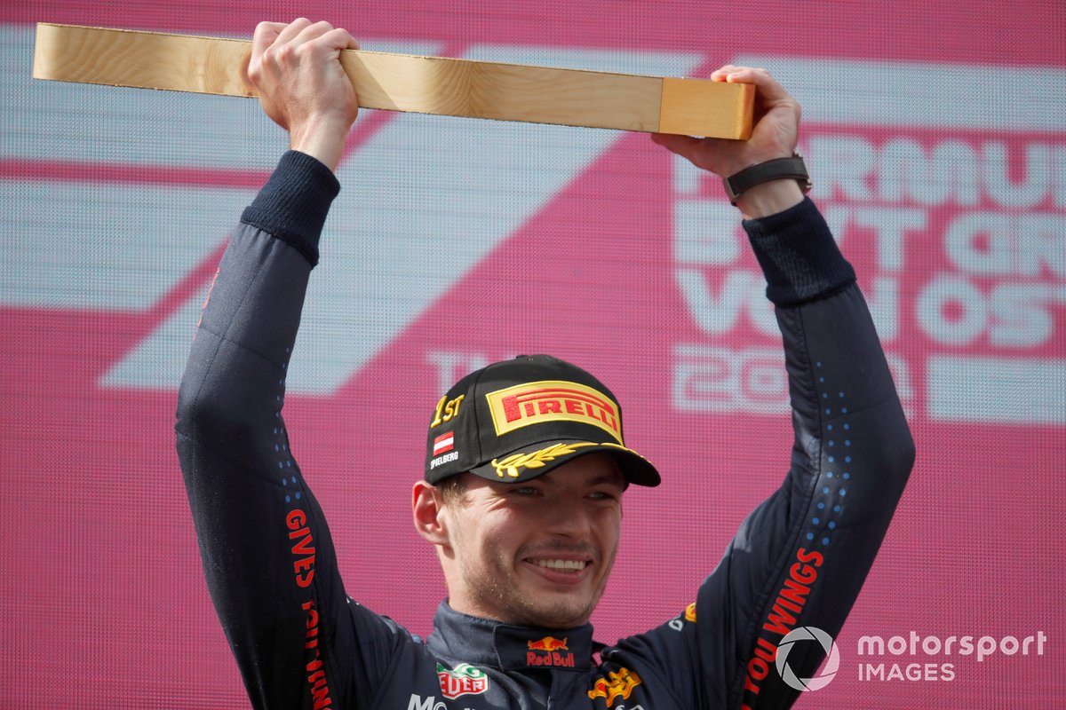 Max Verstappen, Red Bull Racing, mengangkat trofi F1 GP Austria 2021 di podium utama.