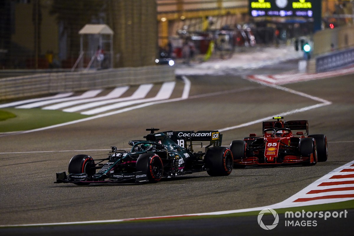 Lance Stroll, Aston Martin AMR21, Carlos Sainz Jr., Ferrari SF21