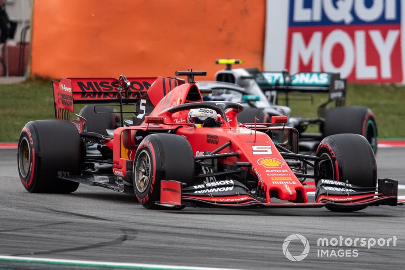 Sebastian Vettel, Ferrari SF90, devant Valtteri Bottas, Mercedes AMG W10