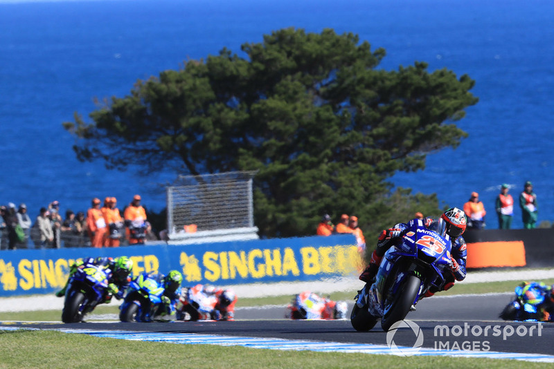 Viñales se escapa del grupo para liderar en solitario la carrera