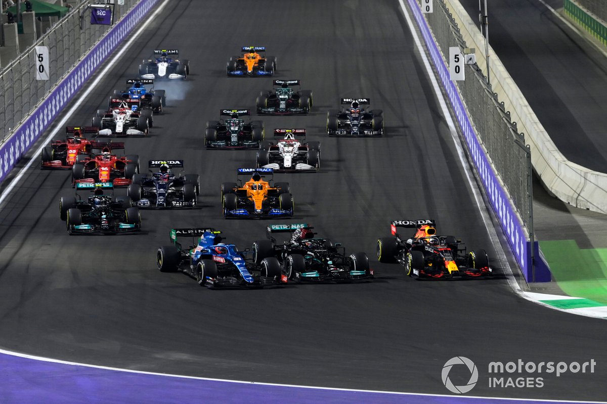 Esteban Ocon, Alpine A521, Lewis Hamilton, Mercedes W12, Max Verstappen, Red Bull Racing RB16B, and the rest of the field for the restart