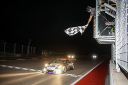 Damalı bayrak: Yarış galibi #911 Herberth Motorsport, Porsche 991 GT3 R: Daniel Allemann, Ralf Bohn,