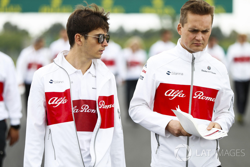 Charles Leclerc, Sauber, cammina lungo il circuito