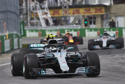 Валттері Боттас, Mercedes AMG F1 W09, попереду Макса Ферстаппена, Red Bull Racing RB14