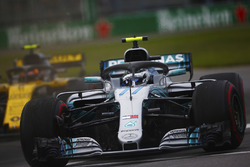 Валттери Боттас, Mercedes AMG F1 W09, и Карлос Сайнс, Renault Sport F1 Team RS18