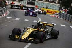 Карлос Сайнс, Renault Sport F1 Team R.S. 18, попереду Брендона Хартлі, Toro Rosso STR13