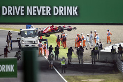 El coche chocado de Kimi Raikkonen, Ferrari SF70H es removido por oficiales