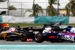 Nico Hulkenberg, Renault Sport F1 Team RS17, Felipe Massa, Williams FW40, Pierre Gasly, Scuderia Tor