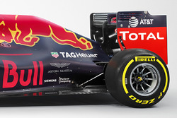 Red Bull Racing RB12 ve Aston Martin logo