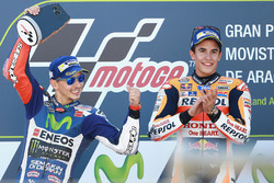 Podium: racewinnaar Marc Marquez, Repsol Honda Team, tweede plaats Jorge Lorenzo, Yamaha Factory Rac