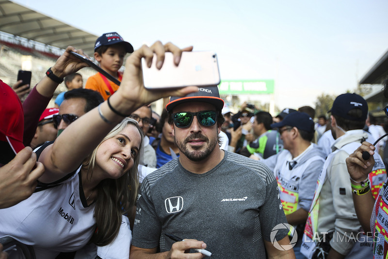 Fernando Alonso, McLaren, firma de autógrafos para los aficionados