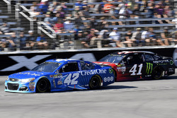 Kyle Larson, Chip Ganassi Racing Chevrolet, Kurt Busch, Stewart-Haas Racing Ford