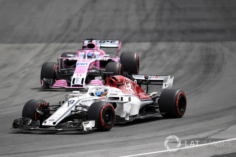 Marcus Ericsson, Sauber C37 y Sergio Perez, Force India VJM11