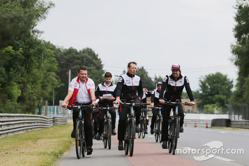 Alexander Wurz, Fernando Alonso, Toyota Gazoo Racing bike the track
