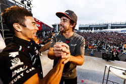 Takuma Sato ve Fernando Alonso, McLaren, F1 Fanzone sahnesinde