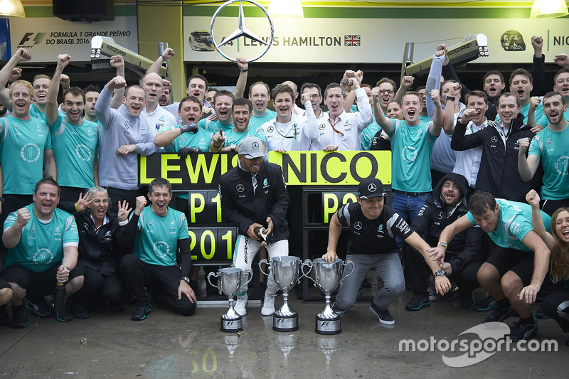 Ganador, Lewis Hamilton, Mercedes AMG F1 y Nico Rosberg, Mercedes AMG F1 celebran