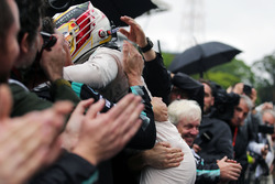 Race winner Lewis Hamilton, Mercedes AMG F1 celebrates with the team in parc ferme