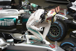 Lewis Hamilton, Mercedes AMG F1 viert zijn overwinning in parc fermé