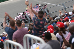 Esteban Ocon, Sahara Force India VJM10 waves to the fans