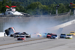 Big One: Crash mit Chase Elliott, Hendrick Motorsports, Chevrolet; A.J. Allmendinger, JTG Daugherty