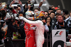 Lewis Hamilton, Mercedes AMG F1 y Sebastian Vettel, Ferrari en parc ferme