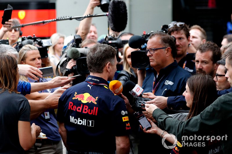 Christian Horner, director del equipo, Red Bull Racing habla con la prensa