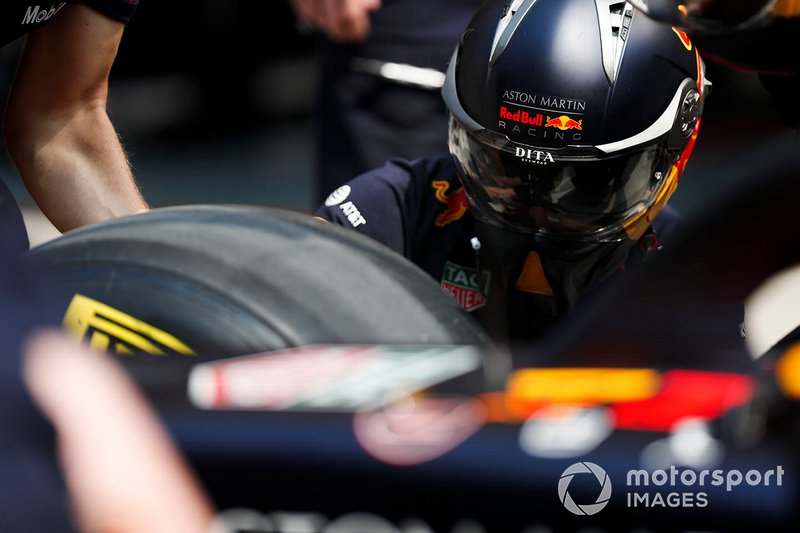 Red Bull mechanic practice pit stop