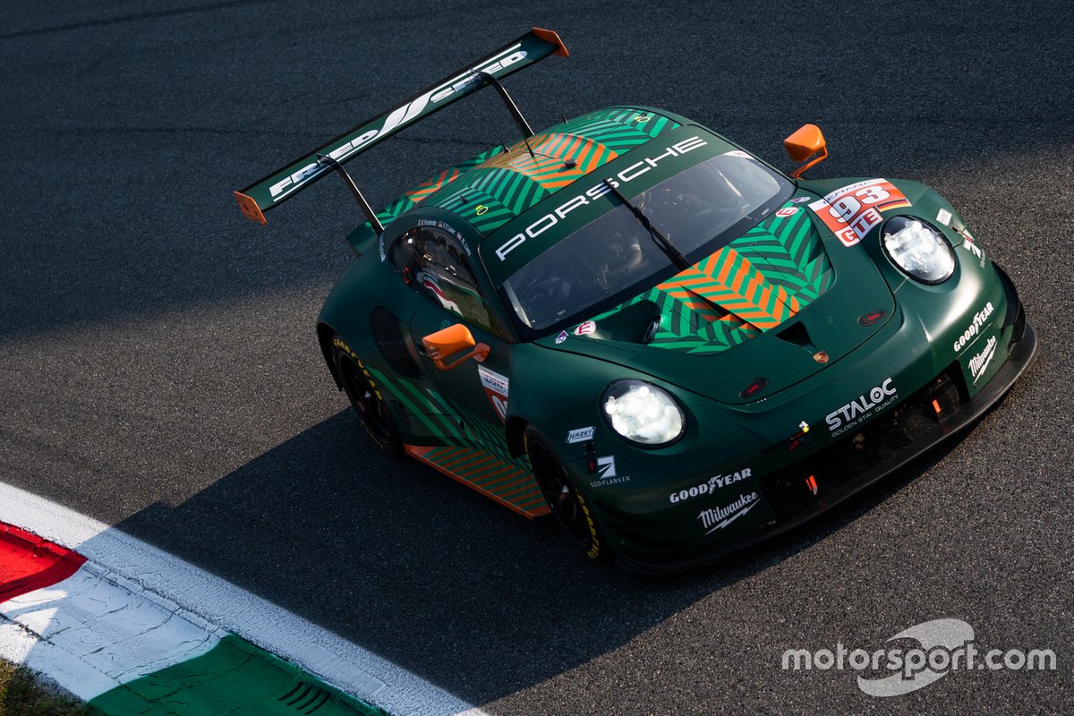 Michael Fassbender saat mengemudikan #93 Proton Competition Porsche 911 RSR di European Le Mans Series di Monza, Italia pada 2020