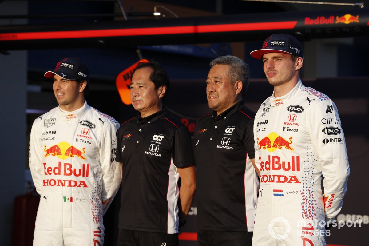 Sergio Perez, Red Bull Racing Toyoharu Tanabe, F1 Technical Director, Honda, and Masashi Yamamoto, General Manager, Honda Motorsport, with the car of Max Verstappen, Red Bull Racing RB16B Max Verstappen, Red Bull Racing