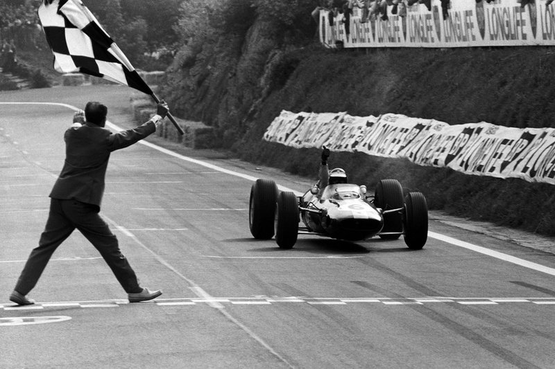 Otra victoria en el GP de Francia, esta en la hermosa pista de Clermont-Ferrand en 1965, al volante de un Lotus 33.