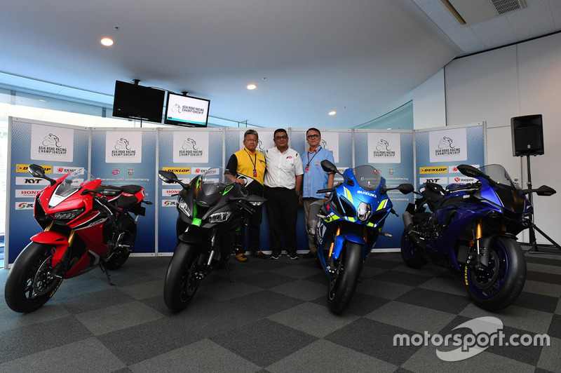 Sadahiko Matsumura, General Manager Dunlop; Ron Hogg, Director Two Wheels Motor Racing dan Kendy Cha
