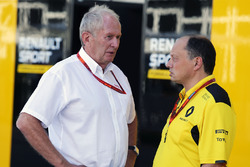 Dr Helmut Marko, Red Bull, Motorsportberater; Frederic Vasseur, Renault Sport F1 Team, Renndirektor