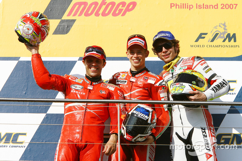 Podio: segundo lugar Loris Capirossi, Ducati; ganador de la carrera Casey Stoner; tercer lugar Valentino Rossi, Yahmaha