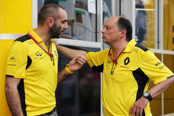 (L naar R): Cyril Abiteboul, Renault Sport F1 Managing Director met Frederic Vasseur, Renault Sport