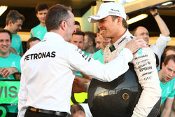 Race winner Nico Rosberg, Mercedes AMG F1 celebrates with Paddy Lowe, Mercedes AMG F1 Executive Dire