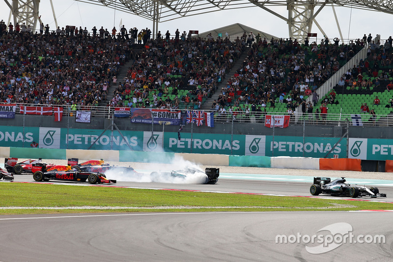 Lewis Hamilton, Mercedes AMG F1 W07 Hybrid leads at the start of the race as Nico Rosberg, Mercedes AMG F1 W07 Hybrid and Sebastian Vettel, Ferrari SF16-H collide
