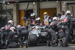 Kevin Magnussen, Haas F1 Team VF-17 makes a pitstop