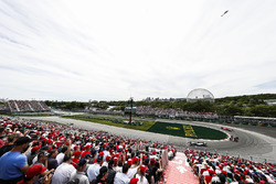 Lewis Hamilton, Mercedes AMG F1 W09, Daniel Ricciardo, Red Bull Racing RB14, Kimi Raikkonen