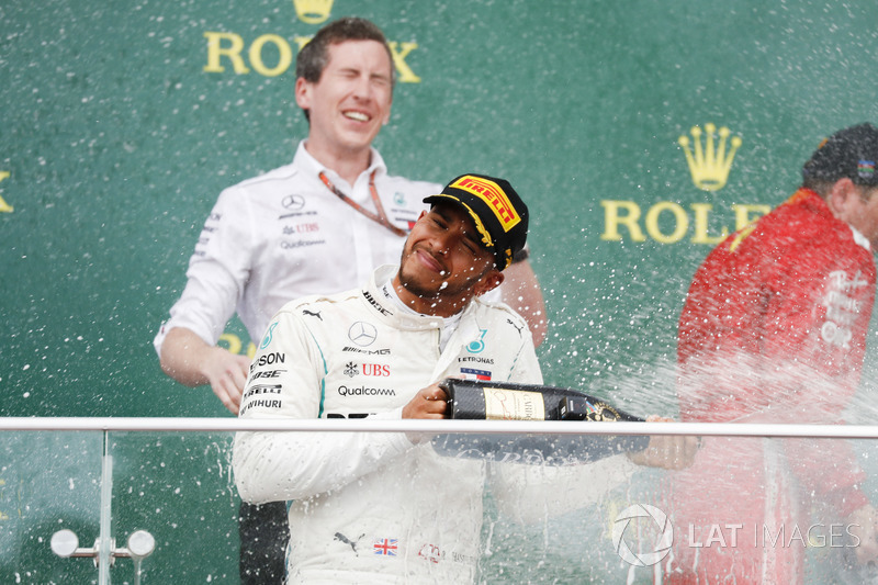 Льюіс Хемілтон, Mercedes AMG F1, 1-а позиція, розливає шампанське на подіумі