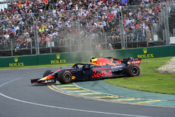 Max Verstappen, Red Bull Racing RB14 spin atıyor