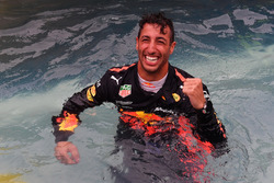 Il vincitore della gara Daniel Ricciardo, Red Bull Racing festeggia nella piscina della Red Bull Racing Energy Station