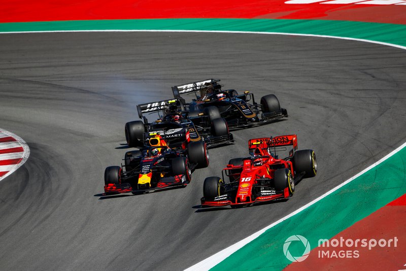 Charles Leclerc, Ferrari SF90, devant Pierre Gasly, Red Bull Racing RB15, Kevin Magnussen, Haas F1 Team VF-19, et Romain Grosjean, Haas F1 Team VF-19