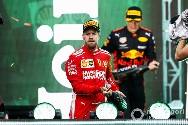Podio: segundo lugar Sebastian Vettel, Ferrari, y el ganador de la carrera Max Verstappen, Red Bull Racing