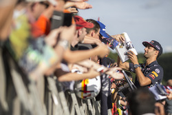 Daniel Ricciardo, Red Bull Racing signs autographs for the fans