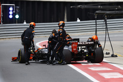 Fernando Alonso, McLaren MCL32, is retired from the race