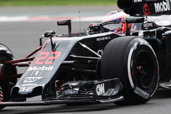 Дженсон Баттон, McLaren MP4-31 with flow-vis paint