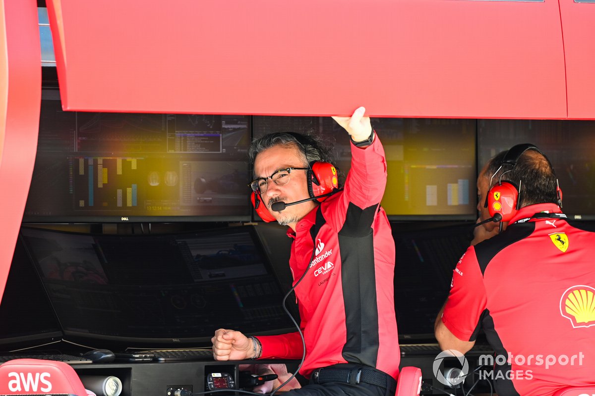 Laurent Mekies, director de carreras de la Scuderia Ferrari, Frederic Vasseur, director del equipo y director general de la Scuderia Ferrari, en el muro de boxes.