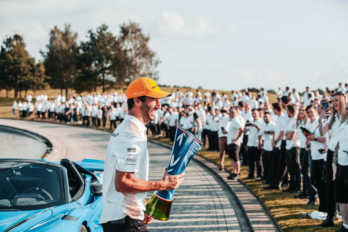 Daniel Ricciardo, McLaren, en el festejo con el equipo.