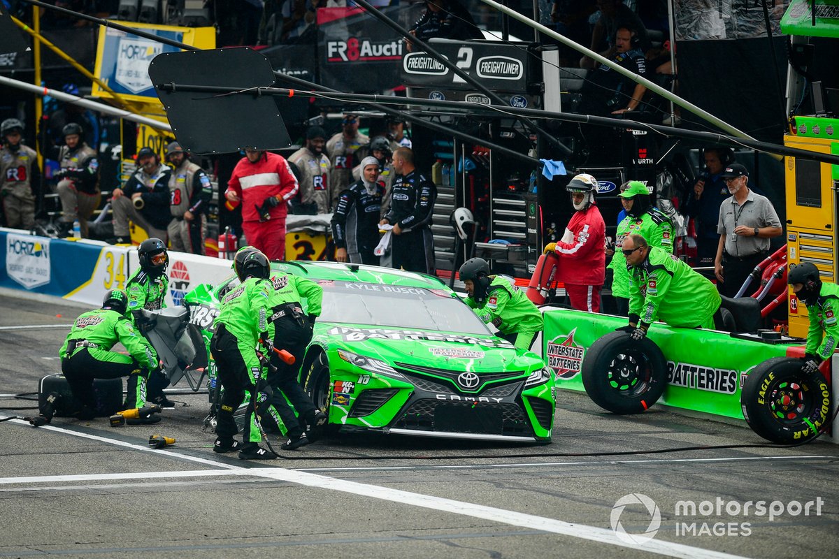 Kyle Busch, Joe Gibbs Racing, Toyota Camry Interstate Batteries pits