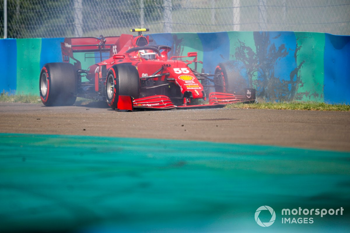 Carlos Sainz Jr., Ferrari SF21 mengalami kecelakaan di kualifikasi GP Hungaria, awal Agustus lalu.
